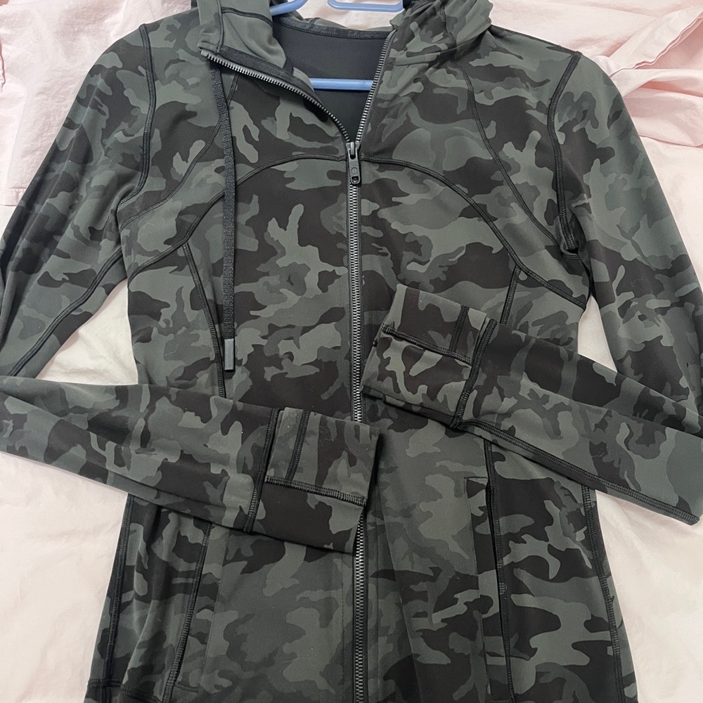 Lululemon Athletica Incognito Camo Multi Gator Green - size 8 Like New